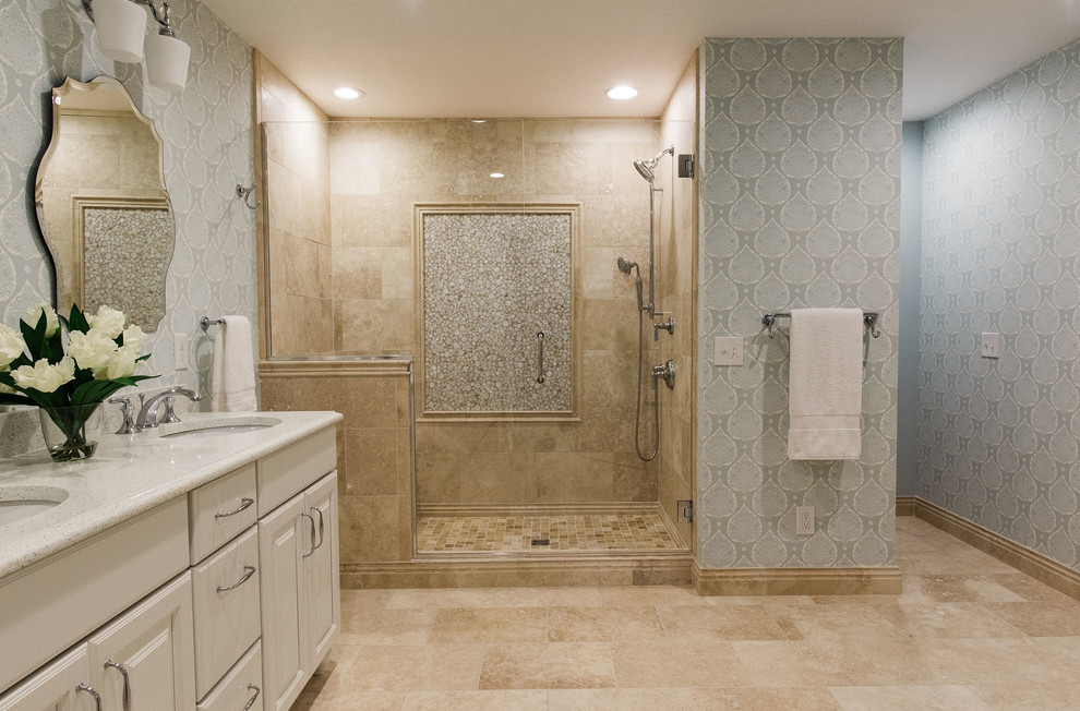 Пример оригинального дизайна: большая главная ванная комната в классическом стиле с фасадами с выступающей филенкой, белыми фасадами, отдельно стоящей ванной, двойным душем, синей плиткой, плиткой из травертина, синими стенами, полом из травертина, врезной раковиной, столешницей из кварцита, бежевым полом и душем с распашными дверями