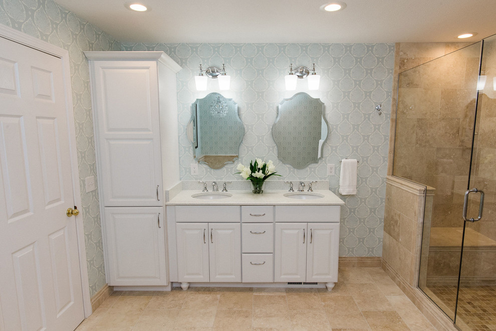 Exempel på ett stort klassiskt en-suite badrum, med luckor med upphöjd panel, vita skåp, ett fristående badkar, en dubbeldusch, blå kakel, travertinkakel, blå väggar, travertin golv, ett undermonterad handfat, bänkskiva i kvartsit, beiget golv och dusch med gångjärnsdörr