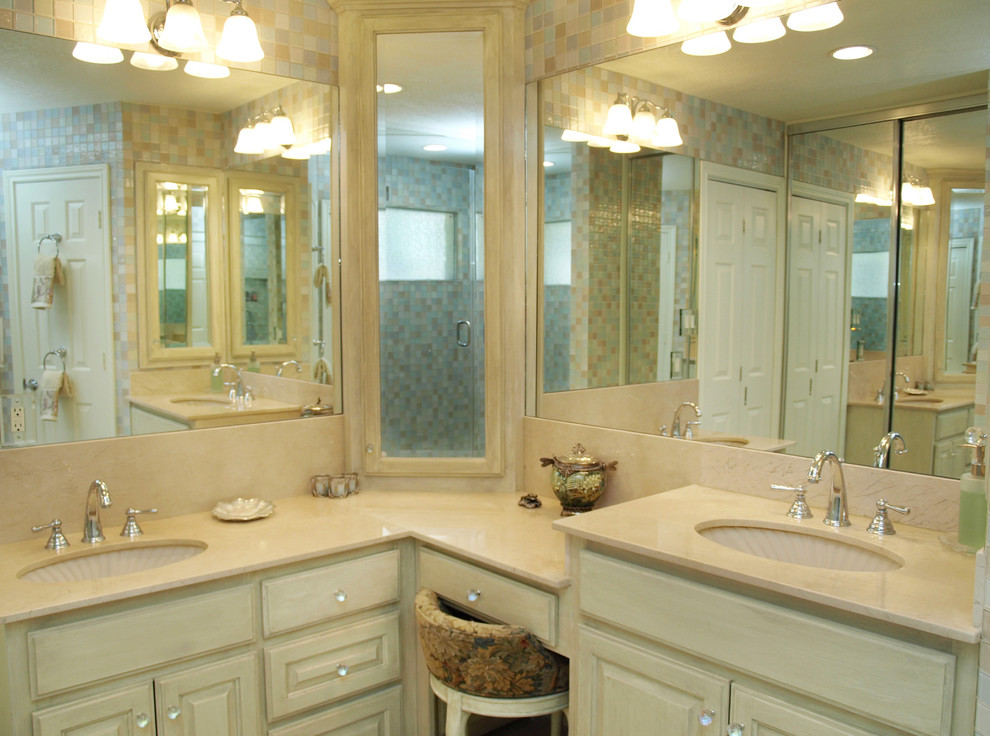 Стильный дизайн: маленькая главная ванная комната в стиле неоклассика (современная классика) с бежевой плиткой, синей плиткой, серой плиткой, белой плиткой, стеклянной плиткой, врезной раковиной, фасадами с выступающей филенкой, искусственно-состаренными фасадами, открытым душем, разноцветными стенами, мраморным полом, мраморной столешницей и раздельным унитазом для на участке и в саду - последний тренд
