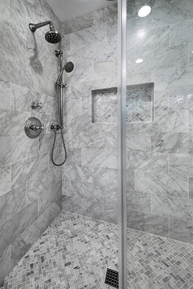 На фото: главная ванная комната в современном стиле с врезной раковиной, фасадами с утопленной филенкой, белыми фасадами, мраморной столешницей, угловым душем, раздельным унитазом, белой плиткой, каменной плиткой и мраморным полом
