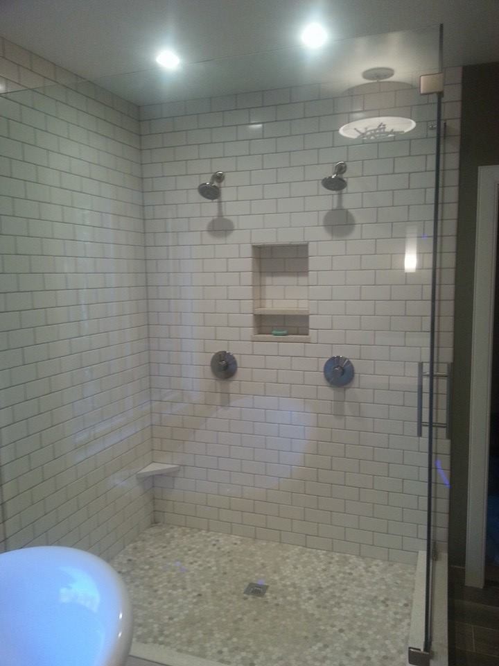 Inredning av ett klassiskt mellanstort en-suite badrum, med luckor med profilerade fronter, vita skåp, ett fristående badkar, en hörndusch, en toalettstol med separat cisternkåpa, gröna väggar, vinylgolv, ett undermonterad handfat och bänkskiva i kalksten