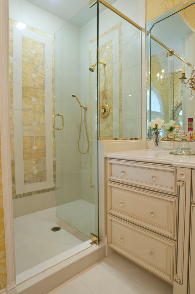 Idéer för ett stort klassiskt en-suite badrum, med ett undermonterad handfat, luckor med upphöjd panel, beige skåp, marmorbänkskiva, ett undermonterat badkar, en hörndusch, en toalettstol med separat cisternkåpa, vit kakel, stenkakel, gula väggar och marmorgolv