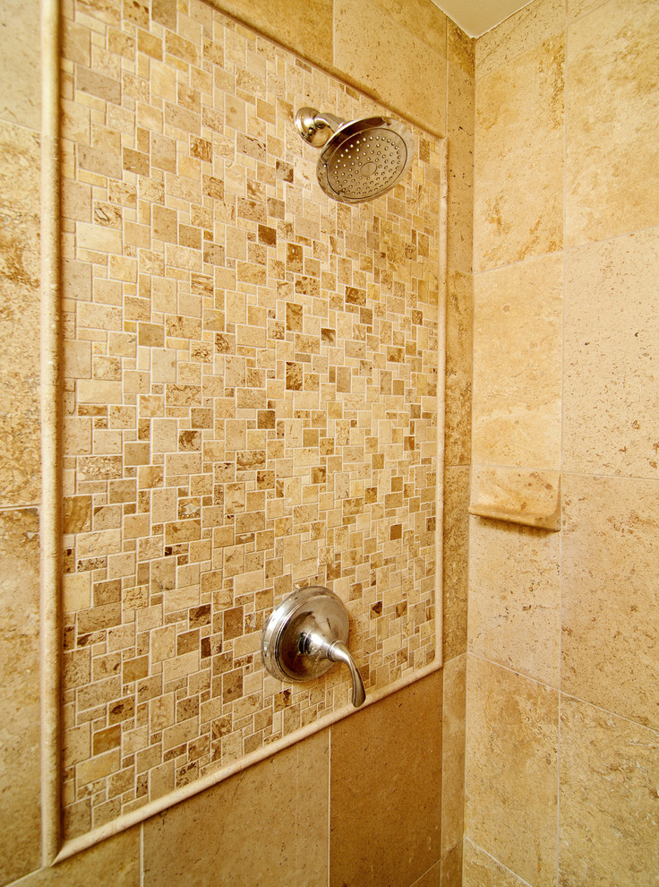 Exempel på ett stort klassiskt en-suite badrum, med ett undermonterad handfat, luckor med upphöjd panel, vita skåp, granitbänkskiva, ett platsbyggt badkar, en dusch i en alkov, en toalettstol med separat cisternkåpa, beige kakel, stenkakel, beige väggar och travertin golv