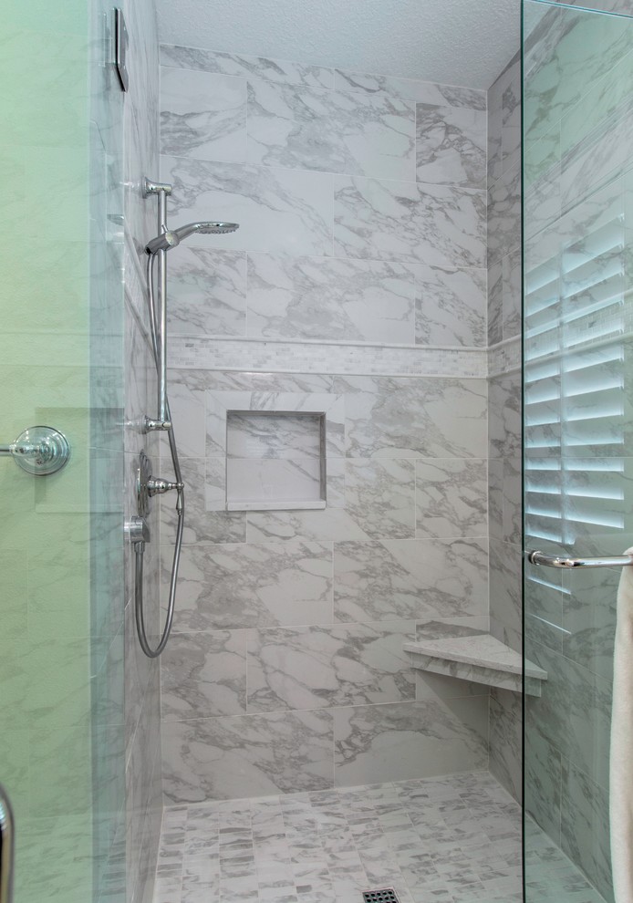Inredning av ett klassiskt en-suite badrum, med ett undermonterad handfat, luckor med upphöjd panel, vita skåp, bänkskiva i kvarts, ett fristående badkar, en hörndusch, en vägghängd toalettstol, grå kakel, porslinskakel, gröna väggar och klinkergolv i porslin