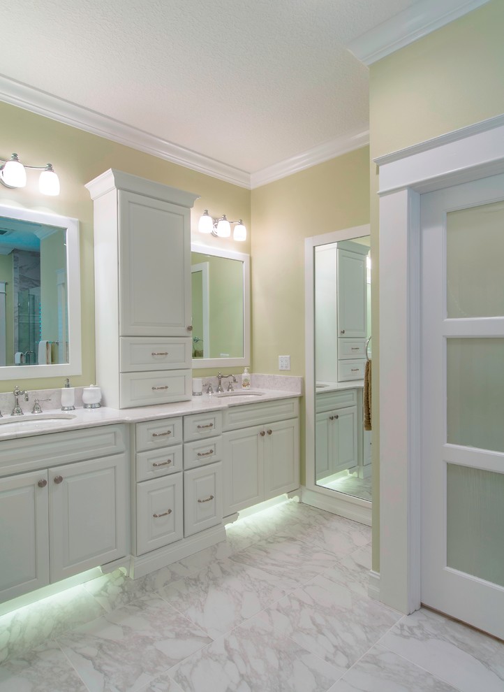 Exempel på ett klassiskt en-suite badrum, med ett undermonterad handfat, luckor med upphöjd panel, vita skåp, bänkskiva i kvarts, ett fristående badkar, en hörndusch, en vägghängd toalettstol, grå kakel, porslinskakel, gröna väggar och klinkergolv i porslin