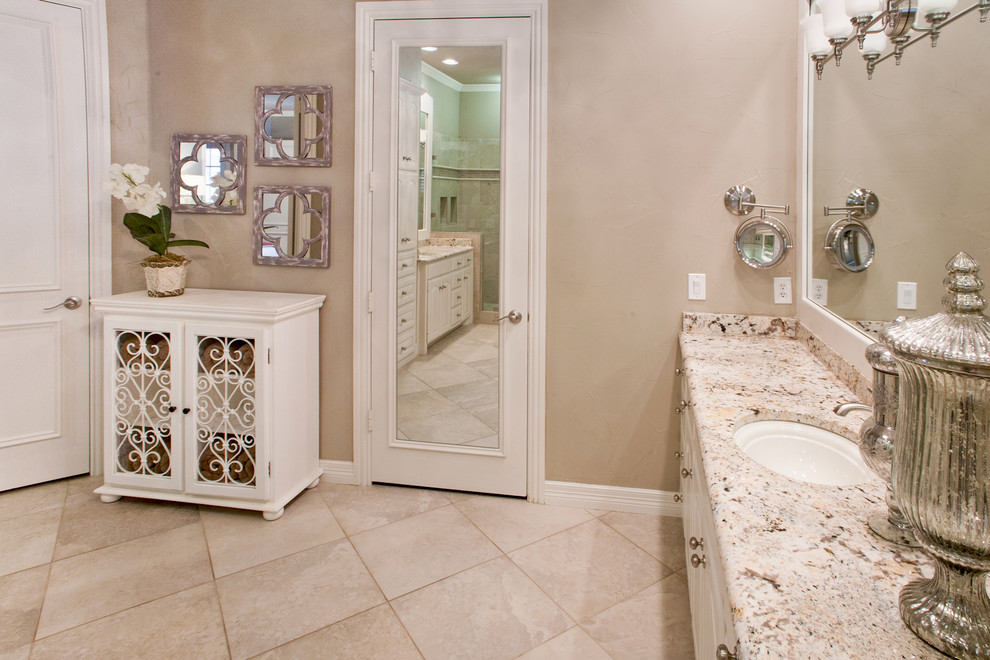 Inspiration för mellanstora klassiska en-suite badrum, med luckor med upphöjd panel, vita skåp, ett hörnbadkar, en dusch i en alkov, beige kakel, keramikplattor, beige väggar, travertin golv, ett undermonterad handfat, granitbänkskiva, beiget golv och dusch med gångjärnsdörr