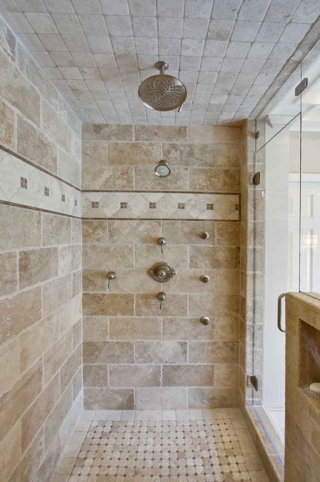 Cette image montre une salle de bain traditionnelle avec du carrelage en travertin.