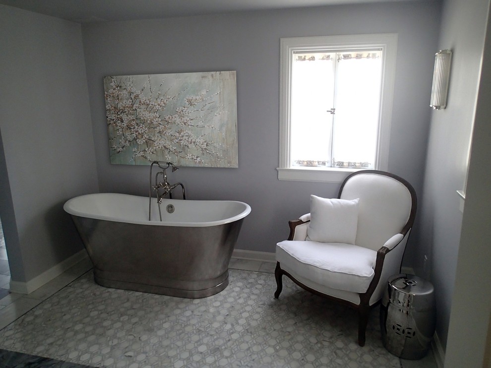 На фото: главная ванная комната среднего размера в стиле неоклассика (современная классика) с отдельно стоящей ванной, плиткой мозаикой, серыми стенами, мраморным полом, душем над ванной, серым полом и открытым душем с