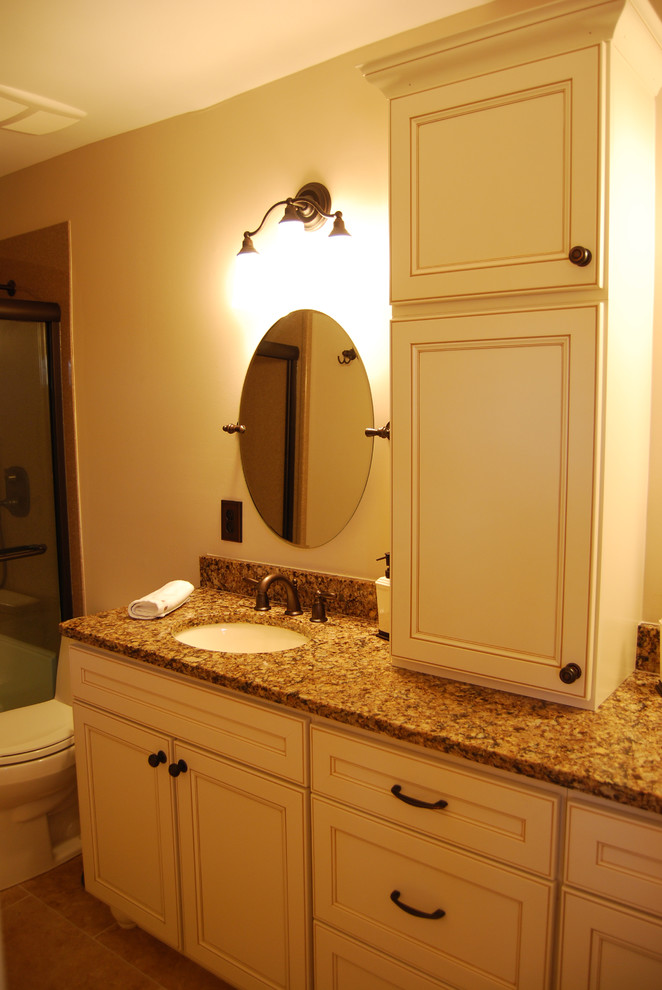 Idéer för ett mellanstort klassiskt en-suite badrum, med ett undermonterad handfat, luckor med infälld panel, beige skåp, bänkskiva i kvarts, en dusch i en alkov, en toalettstol med hel cisternkåpa, keramikplattor, beige väggar och travertin golv