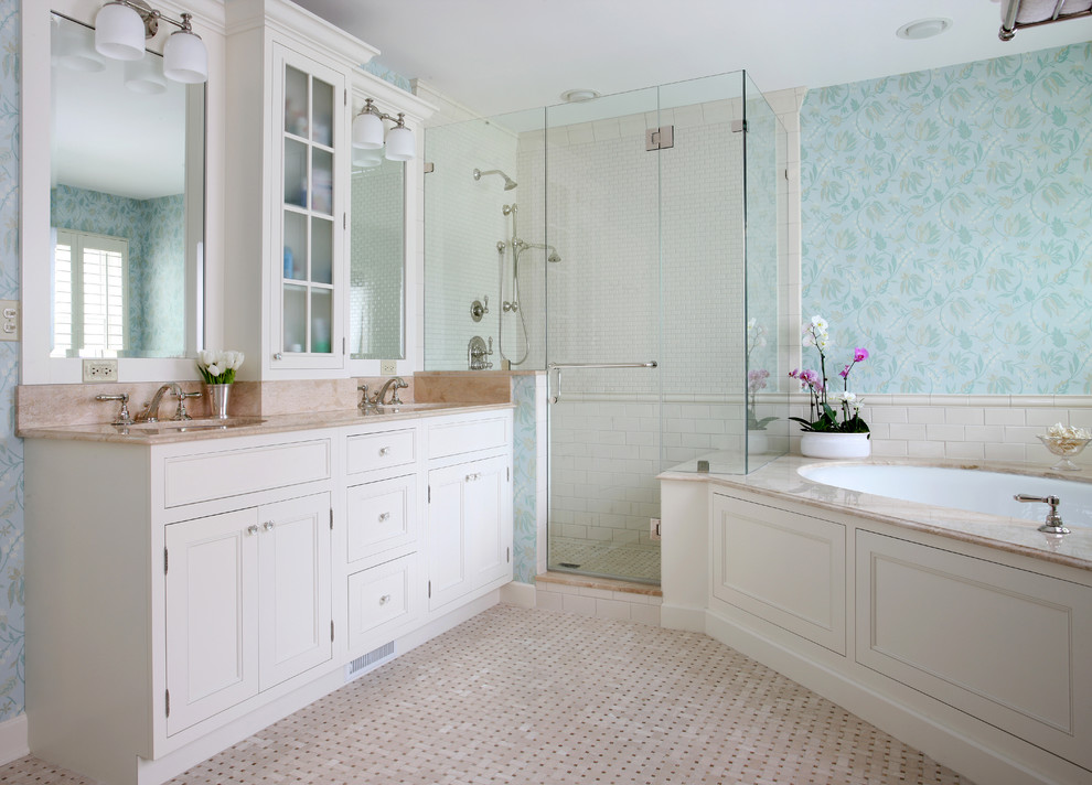 Idee per una stanza da bagno padronale chic di medie dimensioni con lavabo sottopiano, ante con riquadro incassato, ante bianche, top in marmo, vasca sottopiano, doccia ad angolo, piastrelle beige e pareti blu