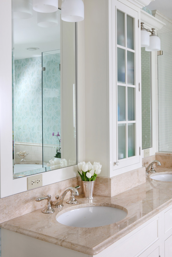 Esempio di una stanza da bagno padronale tradizionale di medie dimensioni con lavabo sottopiano, ante di vetro, ante bianche e top in marmo