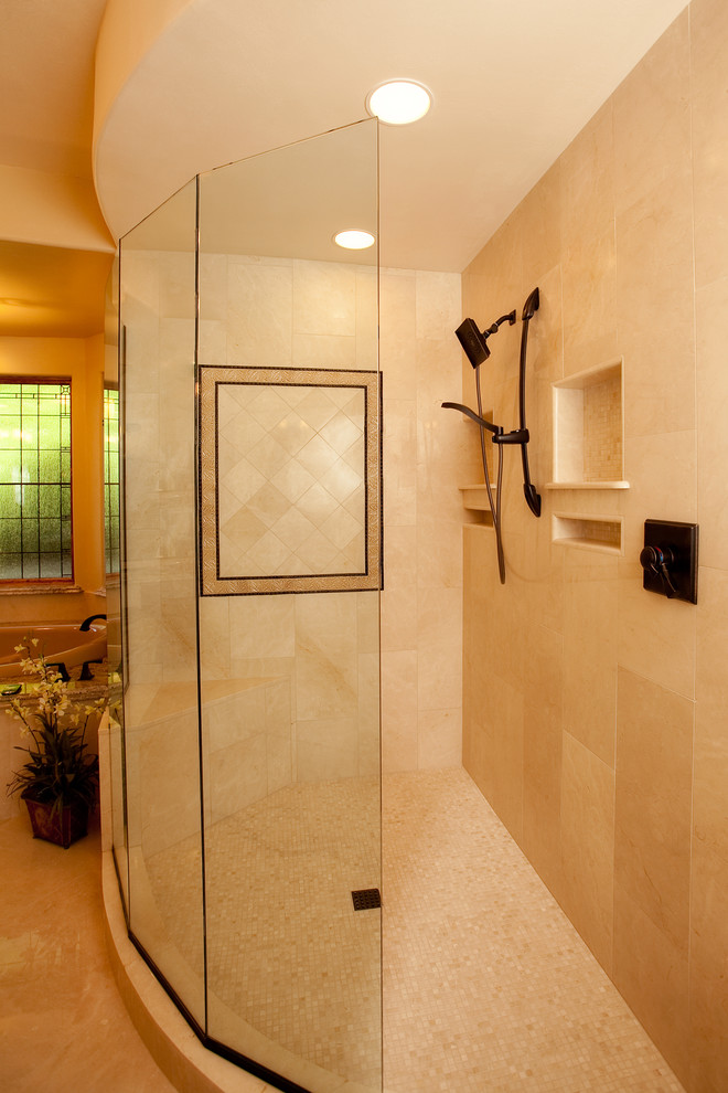 Идея дизайна: большая главная ванная комната в стиле неоклассика (современная классика) с врезной раковиной, фасадами с утопленной филенкой, светлыми деревянными фасадами, столешницей из гранита, накладной ванной, угловым душем, унитазом-моноблоком, бежевой плиткой, керамогранитной плиткой, бежевыми стенами и мраморным полом