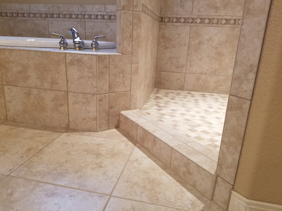 Aménagement d'une salle de bain principale classique de taille moyenne avec une baignoire posée, une douche ouverte, un carrelage beige, des carreaux de porcelaine, un sol en carrelage de porcelaine, un sol beige et aucune cabine.