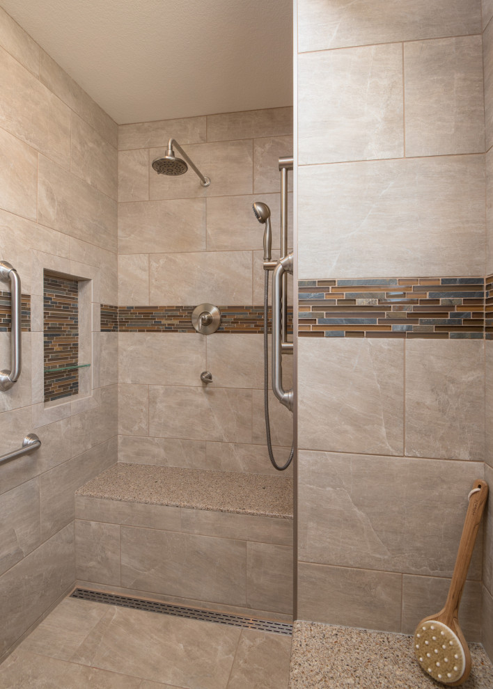 Immagine di una stanza da bagno padronale classica di medie dimensioni con doccia a filo pavimento, piastrelle beige, piastrelle in gres porcellanato, pavimento in gres porcellanato e pavimento beige