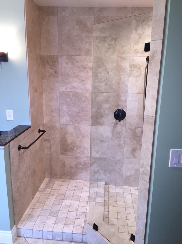 Exempel på ett stort klassiskt en-suite badrum, med beige kakel, porslinskakel, travertin golv, luckor med upphöjd panel, skåp i mörkt trä, en hörndusch, gröna väggar, ett undermonterad handfat, granitbänkskiva, beiget golv och med dusch som är öppen