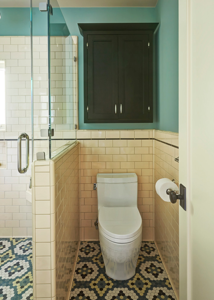 Idéer för ett litet klassiskt en-suite badrum, med luckor med infälld panel, gröna skåp, en öppen dusch, en toalettstol med hel cisternkåpa, keramikplattor, gröna väggar, mosaikgolv, ett undermonterad handfat, bänkskiva i kvarts och beige kakel