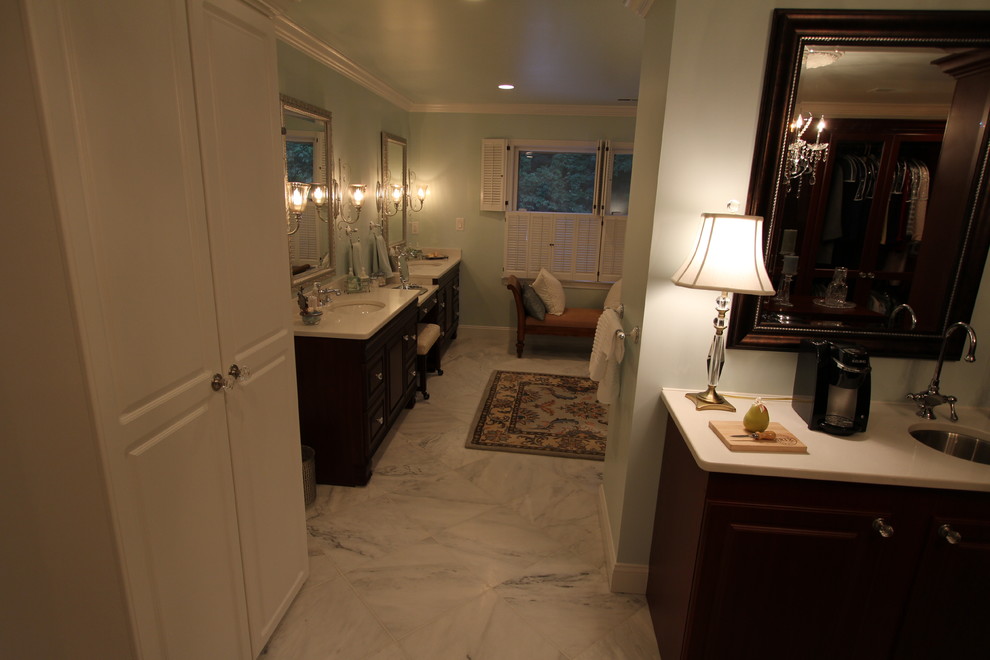 Klassisk inredning av ett mellanstort en-suite badrum, med ett undermonterad handfat, möbel-liknande, skåp i mörkt trä, bänkskiva i kvarts, ett platsbyggt badkar, en hörndusch, en toalettstol med separat cisternkåpa, vit kakel, stenkakel, gröna väggar och marmorgolv