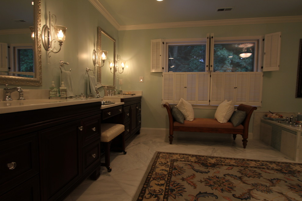 Exemple d'une salle de bain principale chic en bois foncé de taille moyenne avec un lavabo encastré, un placard en trompe-l'oeil, un plan de toilette en quartz modifié, une baignoire posée, une douche d'angle, WC séparés, un carrelage blanc, un carrelage de pierre, un mur vert et un sol en marbre.