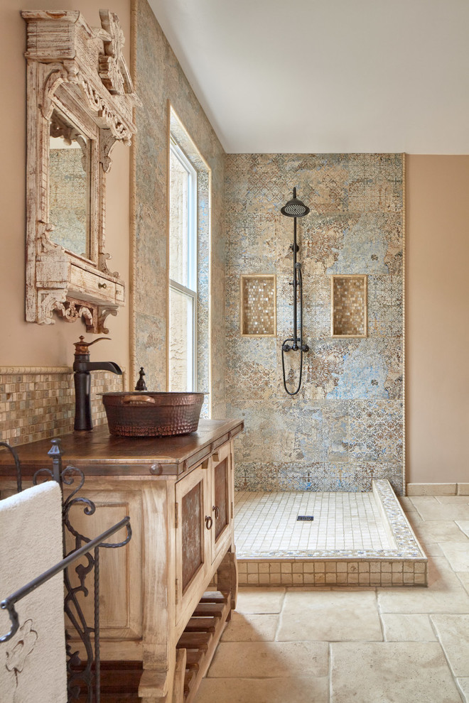 Bild på ett vintage brun brunt badrum, med skåp i ljust trä, en öppen dusch, flerfärgad kakel, porslinskakel, beige väggar, ett fristående handfat, träbänkskiva, beiget golv, med dusch som är öppen och luckor med infälld panel