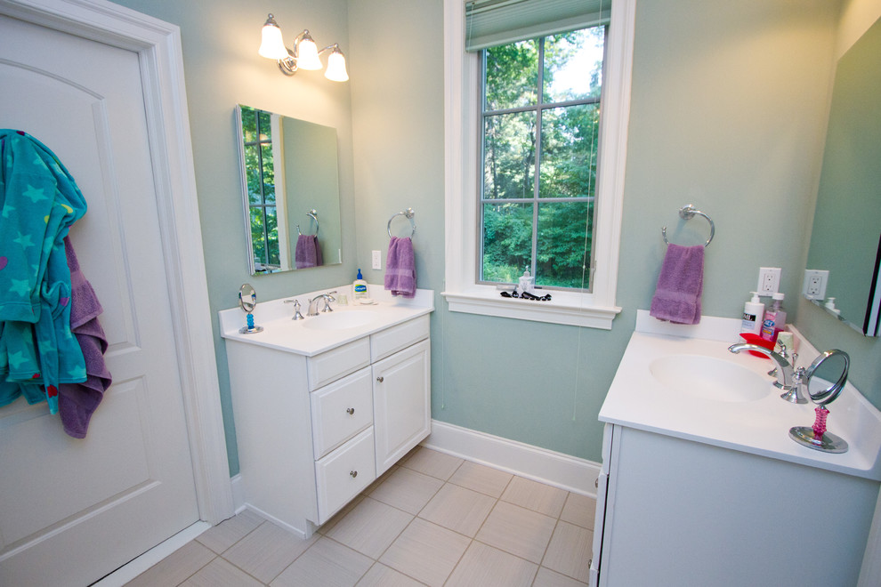 Ejemplo de cuarto de baño romántico con sanitario de una pieza, paredes blancas, suelo de baldosas de cerámica y lavabo integrado