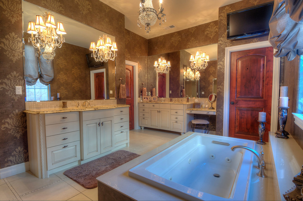 Großes Klassisches Badezimmer En Suite mit profilierten Schrankfronten, weißen Schränken, Einbaubadewanne, brauner Wandfarbe, Porzellan-Bodenfliesen, Unterbauwaschbecken und Granit-Waschbecken/Waschtisch in Albuquerque