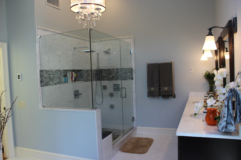 Пример оригинального дизайна: большая главная ванная комната в классическом стиле с фасадами с утопленной филенкой, темными деревянными фасадами, ванной на ножках, двойным душем, раздельным унитазом, белой плиткой, керамической плиткой, полом из керамической плитки, врезной раковиной, белыми стенами и столешницей из оникса