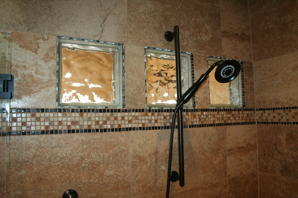 Inredning av ett amerikanskt mellanstort en-suite badrum, med keramikplattor, luckor med upphöjd panel, skåp i ljust trä, en dusch i en alkov, flerfärgad kakel, beige väggar, klinkergolv i keramik, ett undermonterad handfat, granitbänkskiva, beiget golv och dusch med gångjärnsdörr