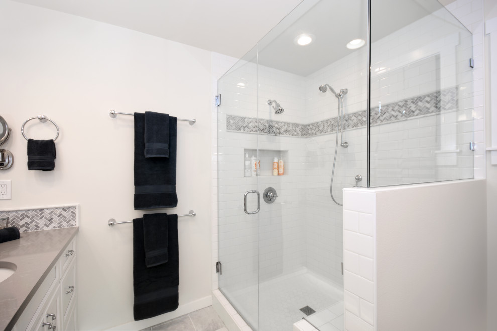 Стильный дизайн: ванная комната среднего размера в классическом стиле с открытыми фасадами, белыми фасадами, душем в нише, унитазом-моноблоком, разноцветной плиткой, керамической плиткой, белыми стенами, полом из керамогранита, душевой кабиной, монолитной раковиной, столешницей из бетона, серым полом, душем с распашными дверями и серой столешницей - последний тренд
