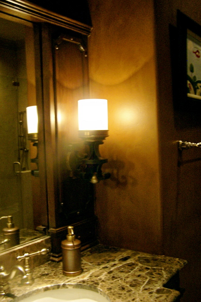 Ejemplo de cuarto de baño mediterráneo con paredes marrones