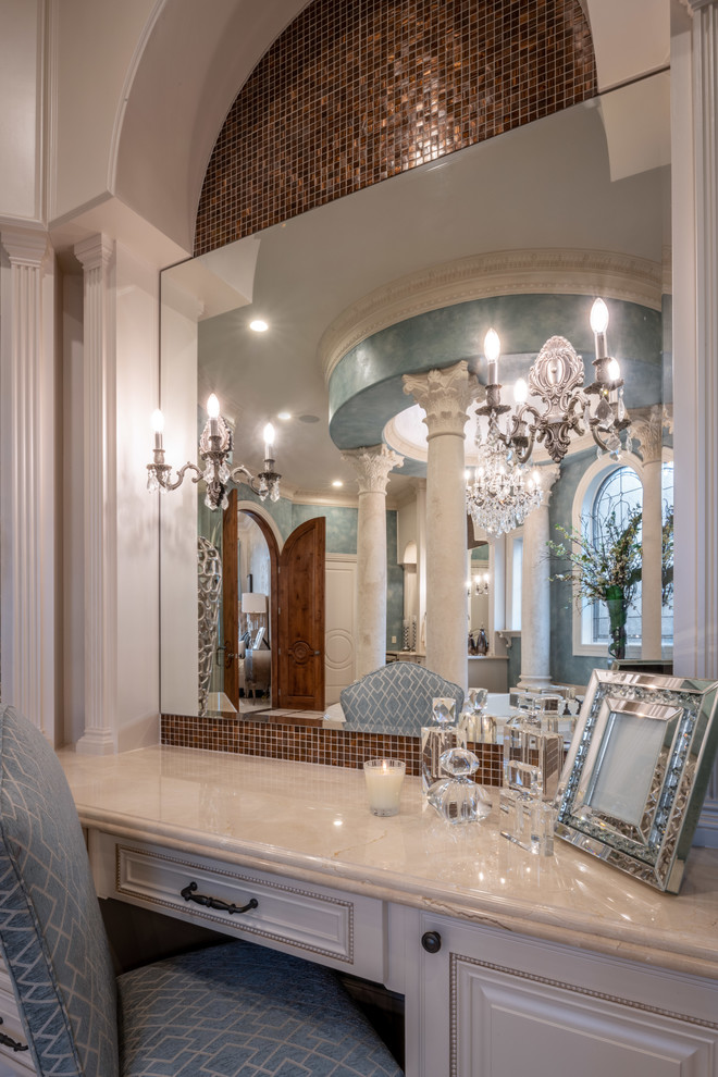 Пример оригинального дизайна: огромная главная ванная комната в средиземноморском стиле с фасадами с выступающей филенкой, бежевыми фасадами, накладной ванной, душем в нише, унитазом-моноблоком, бежевой плиткой, мраморной плиткой, синими стенами, полом из керамогранита, врезной раковиной, столешницей из гранита, бежевым полом, душем с распашными дверями и бежевой столешницей