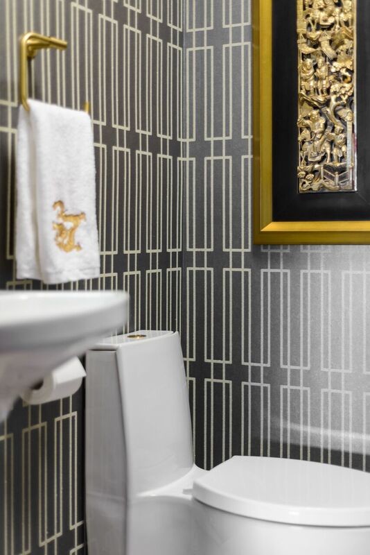Inspiration för små eklektiska badrum, med skåp i shakerstil, vita skåp, en toalettstol med hel cisternkåpa, grå kakel, porslinskakel, grå väggar, klinkergolv i porslin, ett väggmonterat handfat, marmorbänkskiva och grått golv