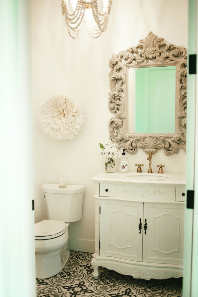 Ejemplo de cuarto de baño único y de pie clásico con armarios tipo mueble, puertas de armario blancas y lavabo integrado