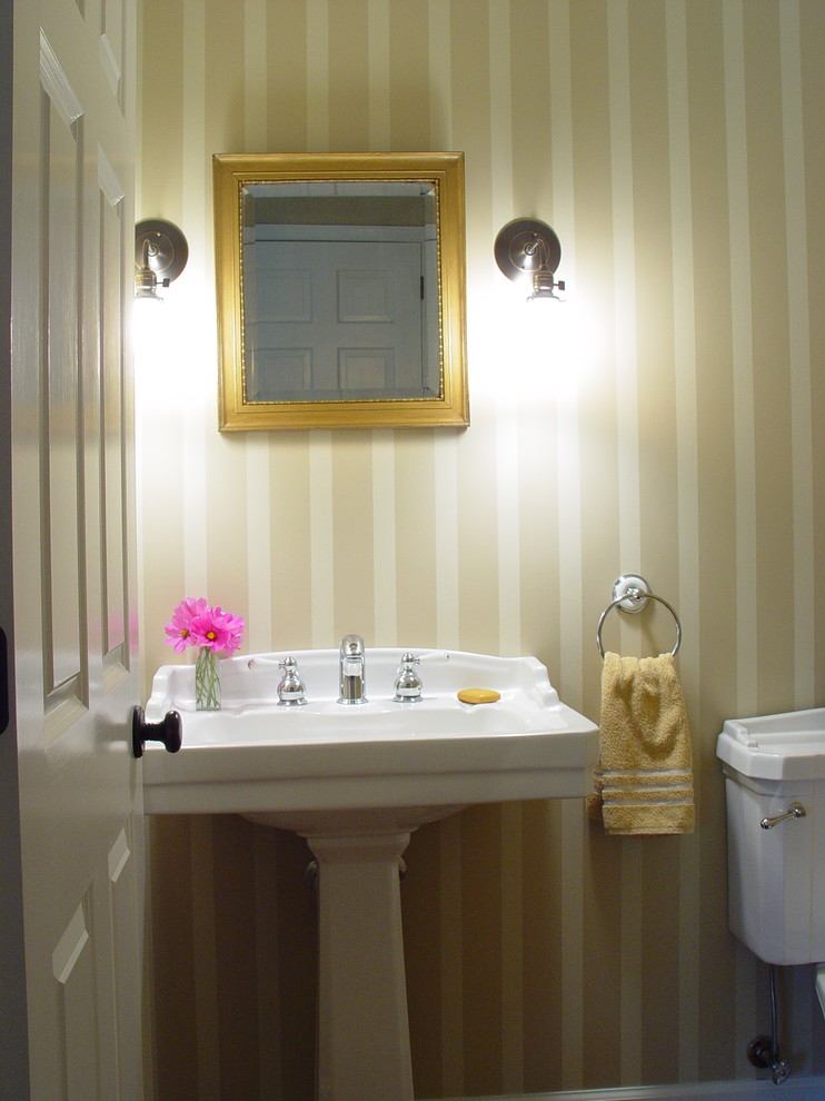 Klassisches Duschbad mit Sockelwaschbecken, weißen Schränken, Wandtoilette mit Spülkasten und gelber Wandfarbe in New York