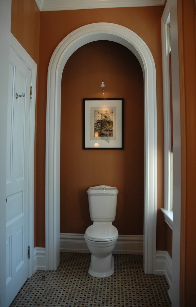 Foto di una stanza da bagno moderna di medie dimensioni con lavabo sottopiano, consolle stile comò, ante in legno bruno, WC a due pezzi, piastrelle marroni, piastrelle in pietra, pareti marroni e pavimento in marmo