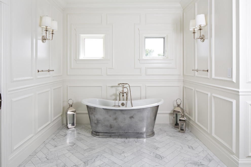 Idee per una stanza da bagno chic con vasca freestanding, pareti bianche e pavimento bianco