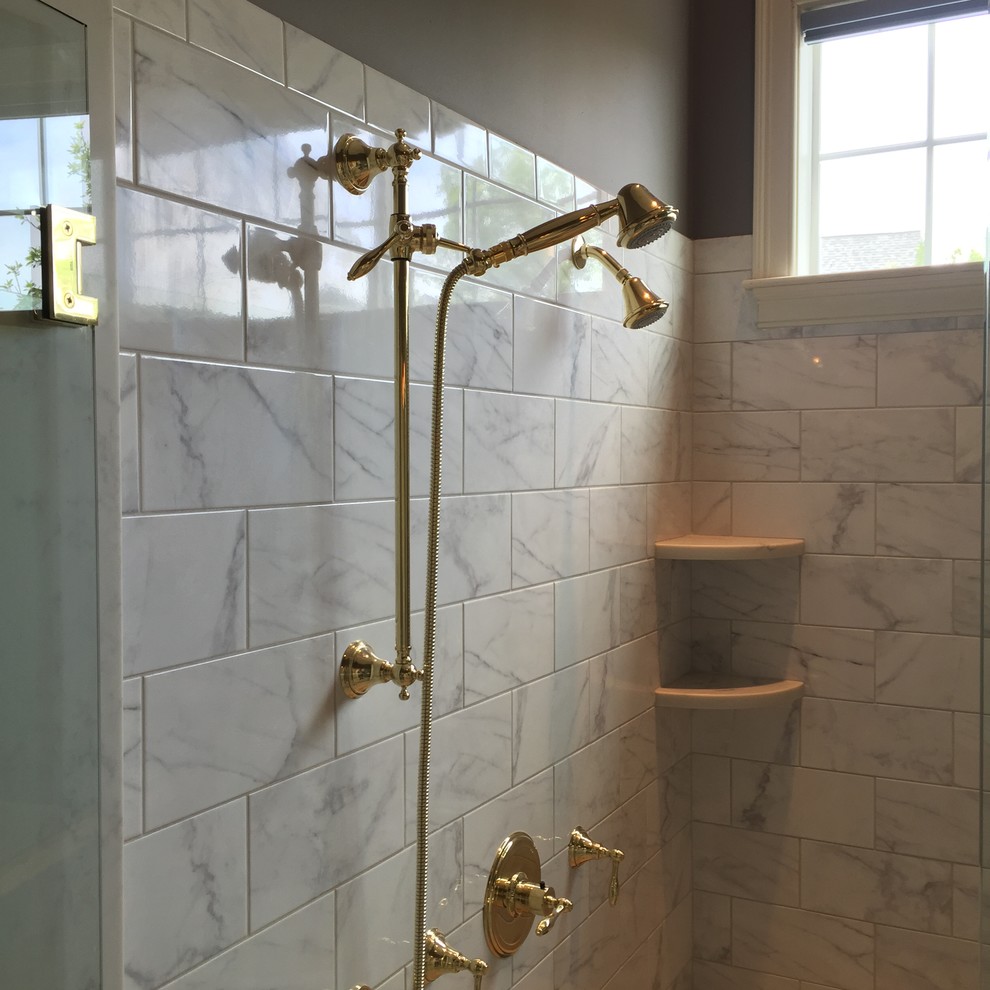 Idéer för ett stort klassiskt en-suite badrum, med ett hörnbadkar, en hörndusch, vit kakel, keramikplattor, grå väggar, klinkergolv i porslin och bänkskiva i kvartsit