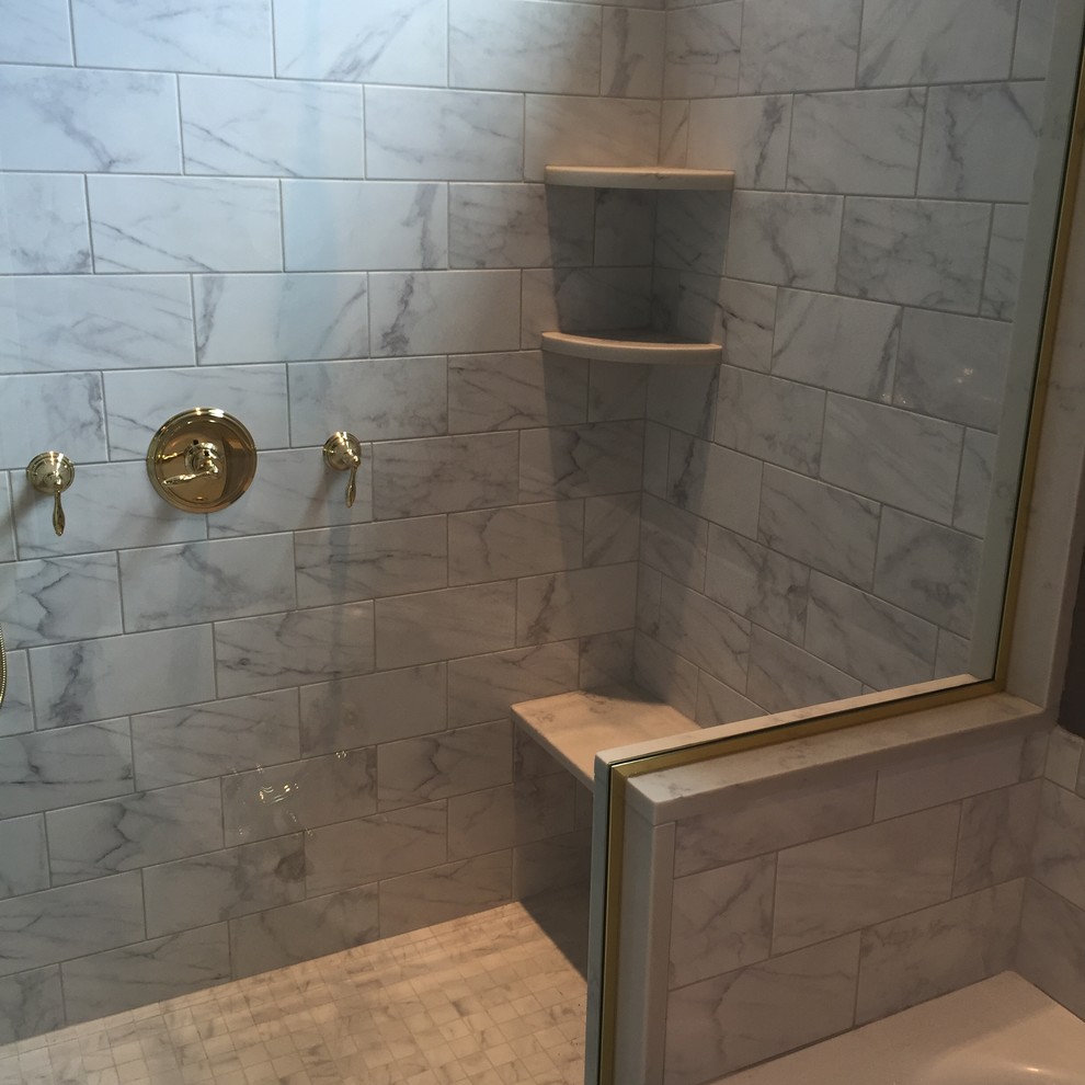На фото: большая главная ванная комната в классическом стиле с угловой ванной, угловым душем, белой плиткой, керамической плиткой, серыми стенами, полом из керамогранита и столешницей из кварцита с