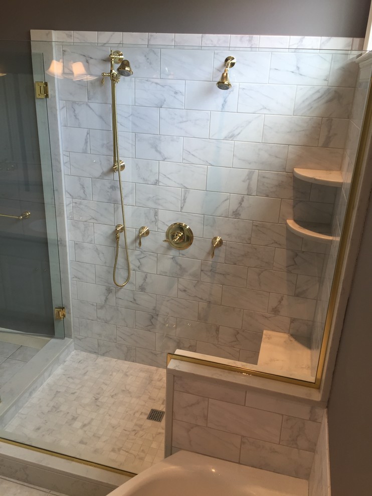 Klassisk inredning av ett stort en-suite badrum, med ett hörnbadkar, en hörndusch, vit kakel, keramikplattor, grå väggar, klinkergolv i porslin och bänkskiva i kvartsit