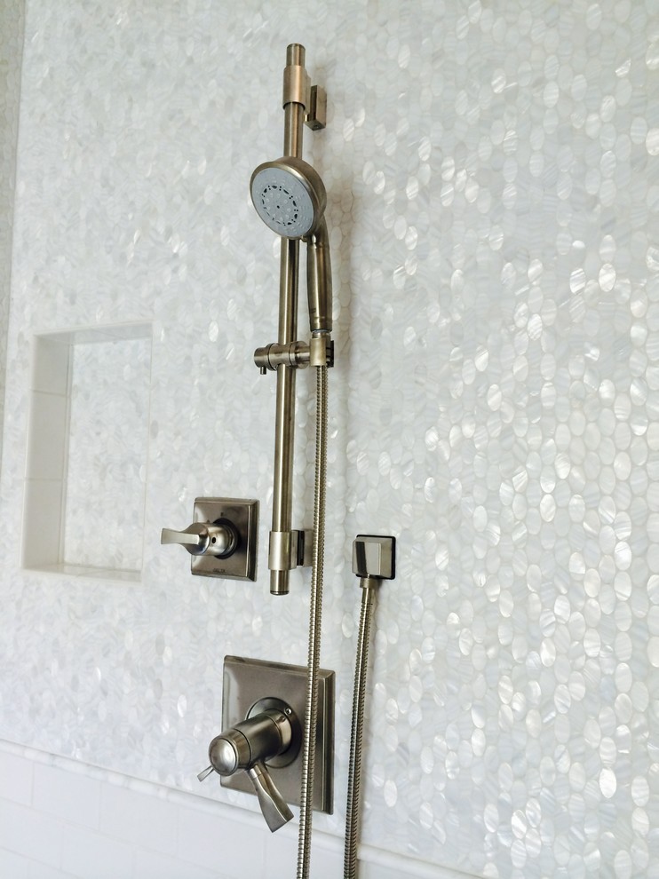 Пример оригинального дизайна: главная ванная комната в классическом стиле с угловым душем, белой плиткой, керамической плиткой, серыми стенами и полом из травертина