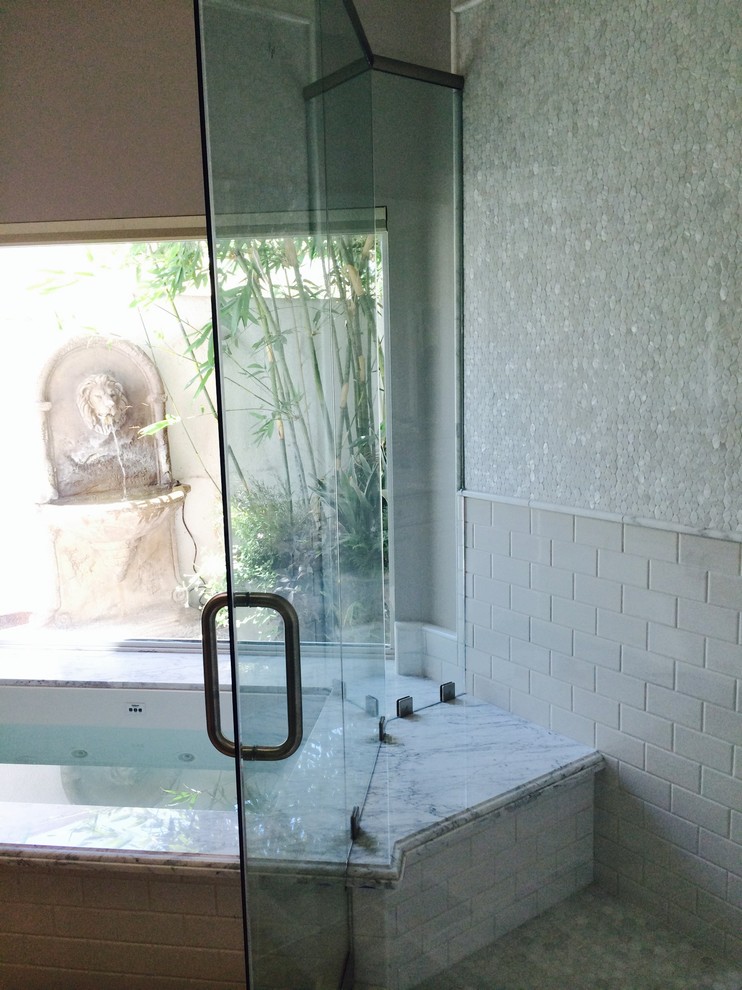 Идея дизайна: главная ванная комната в классическом стиле с мраморной столешницей, полновстраиваемой ванной, угловым душем, белой плиткой, плиткой кабанчик, серыми стенами и полом из травертина