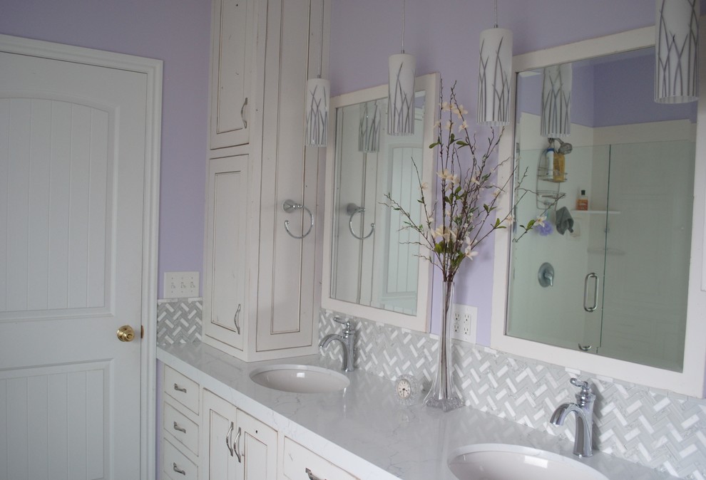 Klassisk inredning av ett mellanstort vit vitt en-suite badrum, med luckor med infälld panel, vita skåp, en hörndusch, grå kakel, vit kakel, lila väggar, ett undermonterad handfat, marmorbänkskiva och dusch med gångjärnsdörr