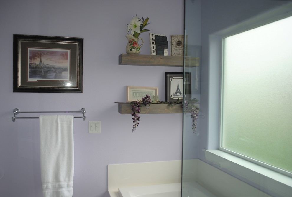 Exempel på ett mellanstort klassiskt vit vitt en-suite badrum, med luckor med infälld panel, vita skåp, ett platsbyggt badkar, en hörndusch, grå kakel, vit kakel, lila väggar, ett undermonterad handfat, marmorbänkskiva och dusch med gångjärnsdörr