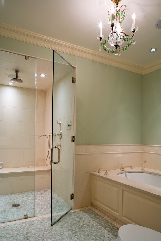 Cette photo montre une grande salle de bain principale chic avec une baignoire en alcôve, WC à poser, un carrelage vert et un mur vert.