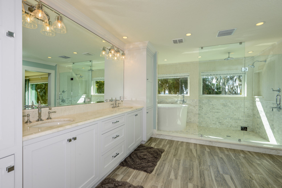 Idéer för små vintage en-suite badrum, med vita skåp, gula väggar, ljust trägolv, ett undermonterad handfat och marmorbänkskiva