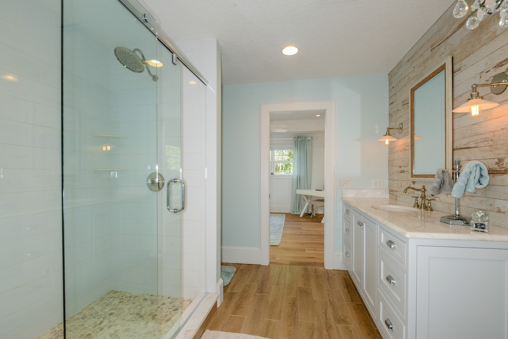 Immagine di una piccola stanza da bagno per bambini chic con ante bianche, pareti gialle, parquet chiaro, lavabo sottopiano e top in marmo