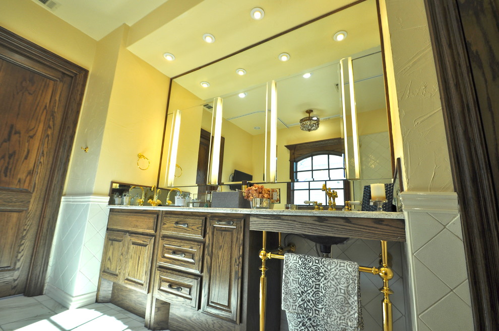 Foto på ett mellanstort vintage en-suite badrum, med luckor med upphöjd panel, granitbänkskiva, skåp i mellenmörkt trä, beige kakel och porslinskakel