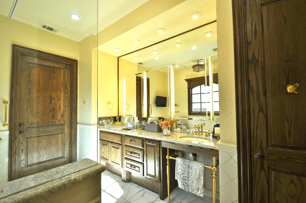 Immagine di una stanza da bagno padronale classica di medie dimensioni con ante con bugna sagomata, ante in legno scuro, top in granito, piastrelle beige e piastrelle in gres porcellanato