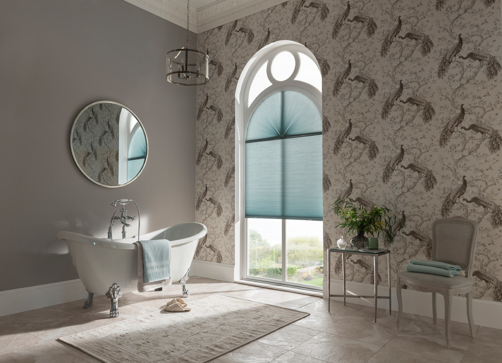 Diseño de cuarto de baño clásico grande con bañera con patas, paredes beige, suelo de pizarra, aseo y ducha, encimera de vidrio y suelo blanco