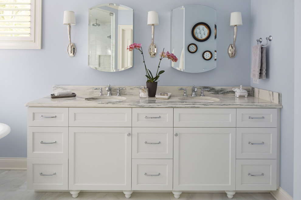 Klassisches Badezimmer mit Schrankfronten mit vertiefter Füllung, weißen Schränken, lila Wandfarbe, Unterbauwaschbecken, grauem Boden und beiger Waschtischplatte in Chicago