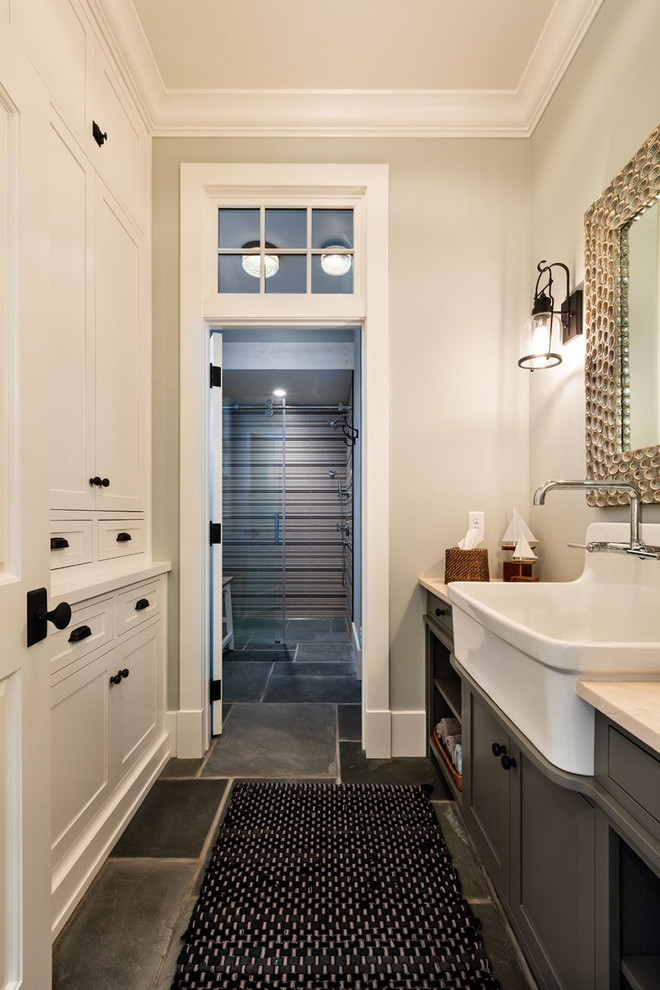 Свежая идея для дизайна: большая ванная комната в стиле кантри с фасадами с утопленной филенкой, серыми фасадами, душем в нише, серыми стенами, полом из сланца, серым полом и душем с распашными дверями - отличное фото интерьера